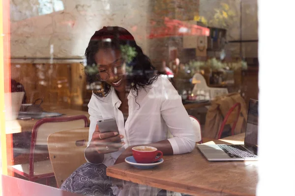 Счастливая Улыбающаяся Красивая Африканская Американка Кофейне — стоковое фото