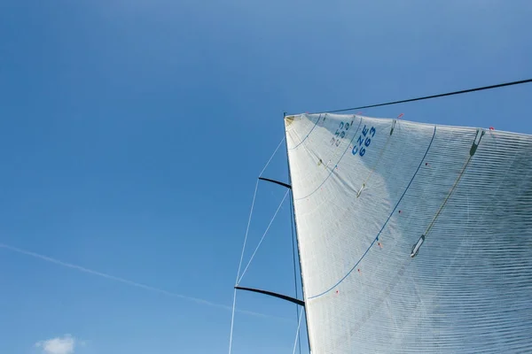 Широкоугольная Фотография Двух Парусов Полных Сильного Ветра Голубого Неба — стоковое фото