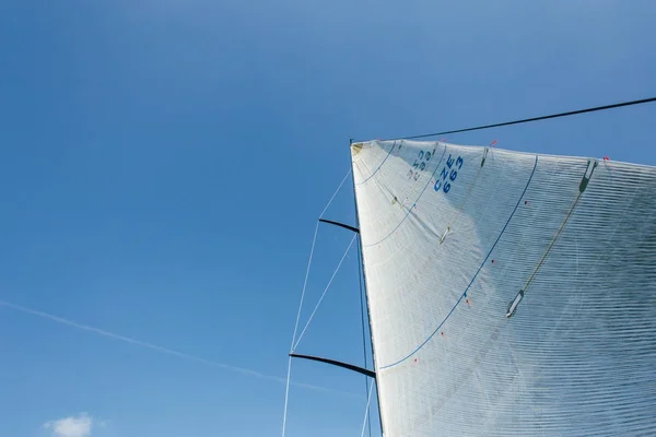 Foto Gran Angular Dos Velas Llenas Viento Fuerte Cielo Azul —  Fotos de Stock