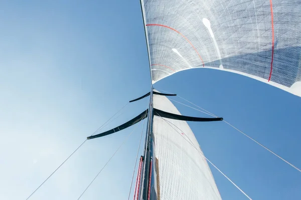 Foto Gran Angular Dos Velas Llenas Viento Fuerte Cielo Azul — Foto de Stock