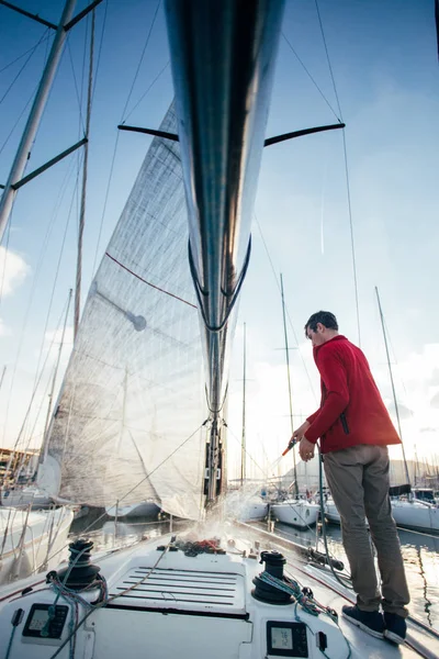 Tengerész Férfi Yacht Csónak Utazás Előkészítése — Stock Fotó