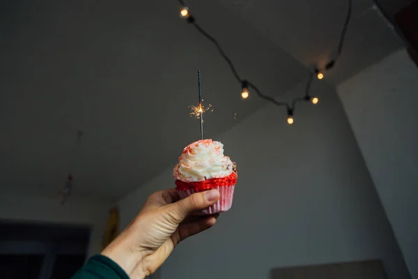 Vrouw Hand Houden Van Roze Cupcake Met Het Glazuur Opgeklopte — Stockfoto