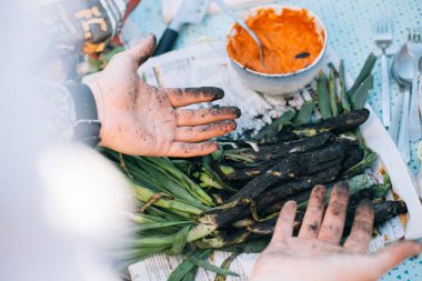 Adam gösteren kirli eller