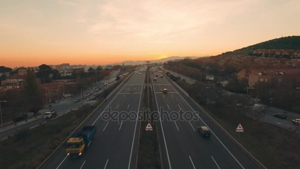 Antenowe autostrada o zachodzie słońca z dronów — Wideo stockowe