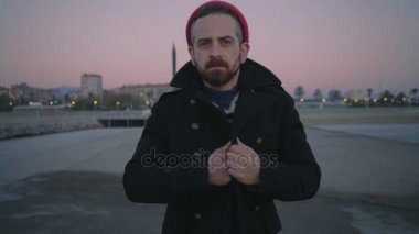 Yalnız hipster, güneş doğarken deniz doğru yürüyüş gemici