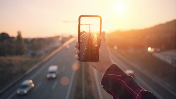 Lichtbild des regen Verkehrs bei Sonnenuntergang — Stockvideo