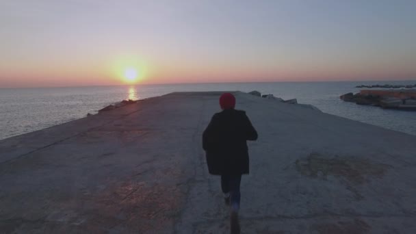 Solitario marinero hipster hombre caminando hacia el mar, aérea — Vídeo de stock