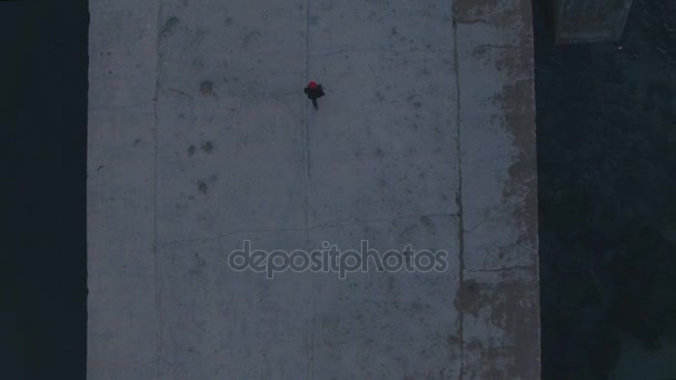 Solitario marinaio hipster uomo a piedi verso il mare, aerea — Video Stock