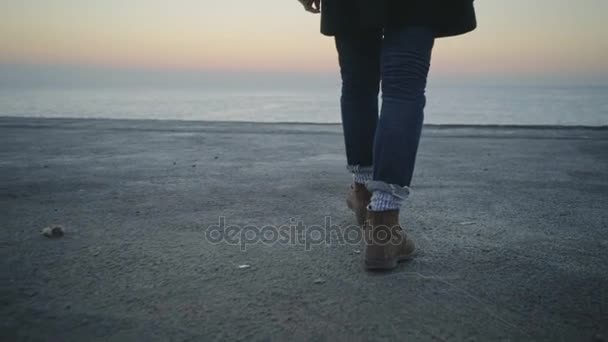 孤独なヒップスター、日の出、海に向かって歩いて船乗りの男 — ストック動画