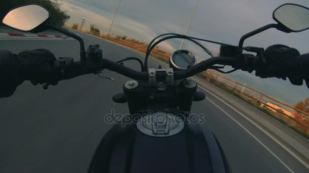 POV motorkerékpár nézet, lovaglás, naplemente — Stock videók