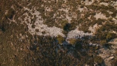 Drone dağ çöl uçar