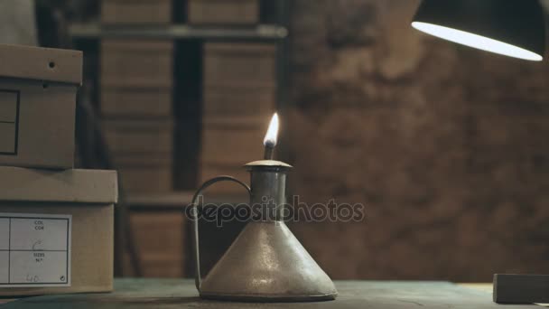 Маленький фонарь с огнем в антикварном магазине — стоковое видео