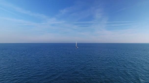 Entrenamiento en regata velero en mar abierto — Vídeos de Stock