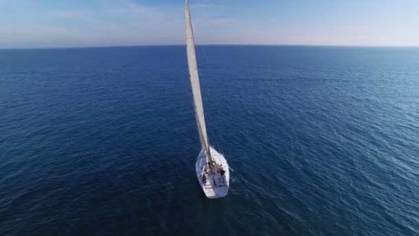 Allenamento in barca a vela da regata in mare aperto — Video Stock