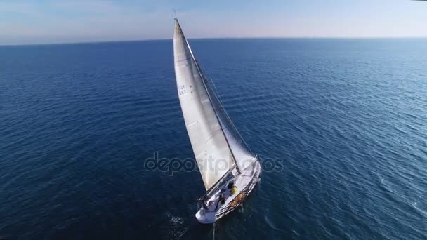 Training auf Rennsegelboot auf offener See — Stockvideo