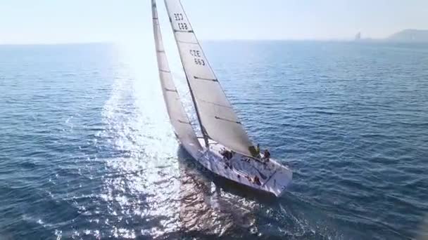 Allenamento in barca a vela da regata in mare aperto — Video Stock