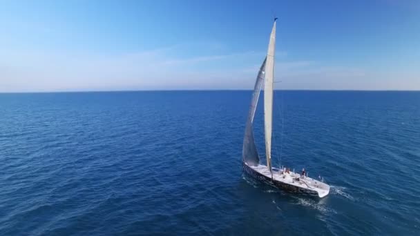 Képzés a verseny vitorlás hajó a nyílt tengeren — Stock videók