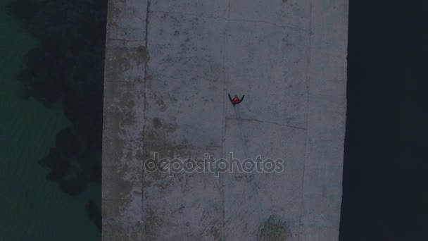 Solitario marinero hipster hombre caminando hacia el mar, aérea — Vídeo de stock