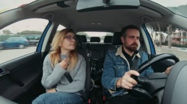 Şirin hipster çift araba roadtrip kullanıyor.
