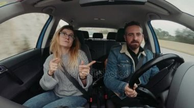 Şirin hipster çift araba roadtrip kullanıyor.