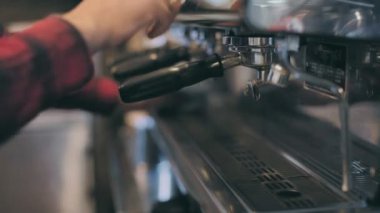 Profesyonel barista özel kahve hazırlar