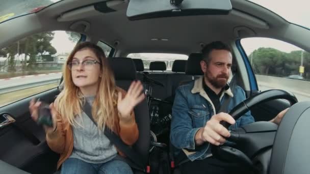 Симпатичная пара хипстеров водит машину на дороге — стоковое видео