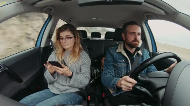 Cute hipster couple drives car at roadtrip — Stock Video