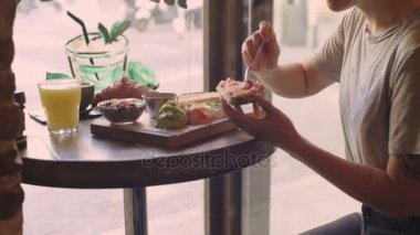 Müşteri kafede avokado ile tost sahiptir