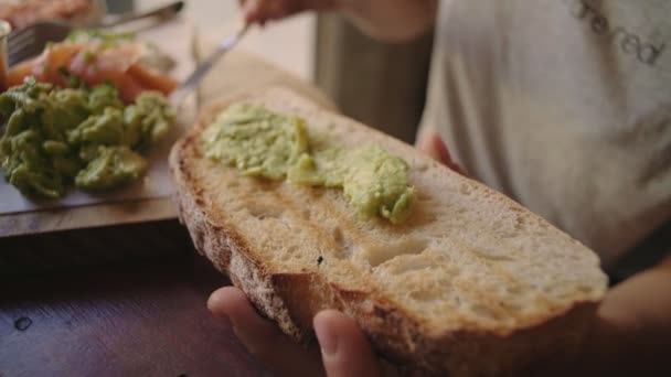 Customer at cafe enjoys toast with avocado — Stock Video