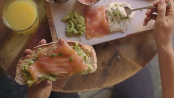 Le client du café apprécie les toasts à l'avocat — Video