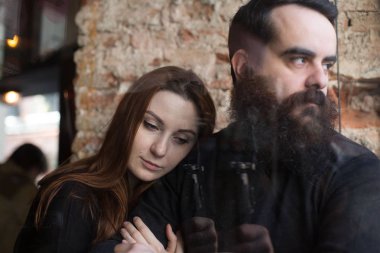 kafe pencere yakınındaki ciddi çift portresi