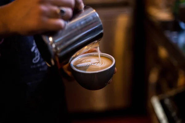 Bijgesneden Weergave Van Persoon Gieten Verse Hete Latte Blauwe Beker — Stockfoto