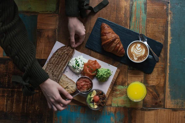 Mâini Umane Pâine Prăjită Crocantă Avocado Răspândit Roșii Somon Proaspăt — Fotografie, imagine de stoc