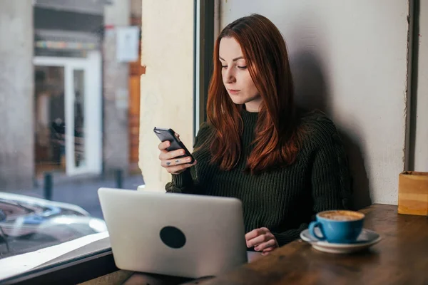 Tânără Femeie Afaceri Serioasă Concentrată Care Utilizează Laptop Smartphone Cafenea — Fotografie, imagine de stoc