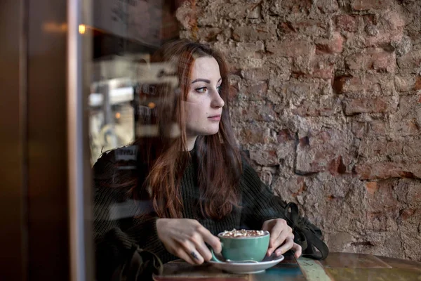 Портрет Молодої Жінки Сидить Кавою Кафе — стокове фото