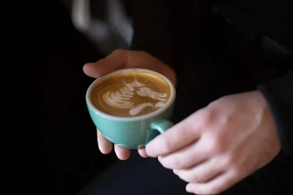 Ausgeschnittene Ansicht Weiblicher Hände Die Eine Tasse Kaffee Mit Bild — Stockfoto