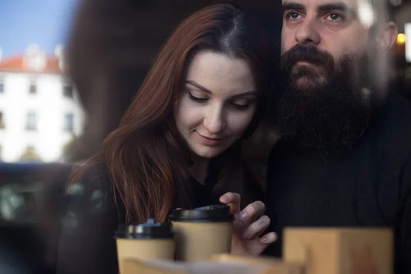 Retrato Casal Com Xícaras Café Perto Janela Café — Fotografia de Stock