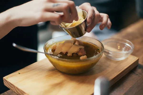Vista Recortada Las Manos Añadiendo Queso Parmesano Graduado Sopa Crema —  Fotos de Stock