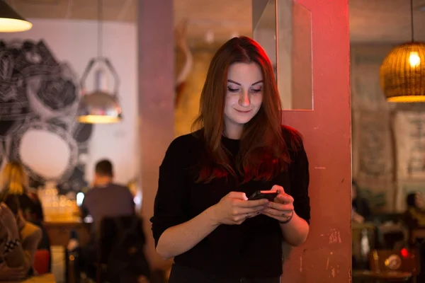 Junge Frau Mit Dunklen Haaren Steht Café Und Benutzt Smartphone — Stockfoto