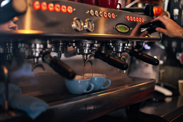 Bijgesneden Beeld Van Menselijke Hand Koffiezetapparaat Instellen — Stockfoto
