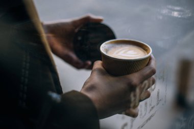 paket servisi olan restoran Kupası kahve ile tutan kadın gitmek için kırpılmış görünümünü