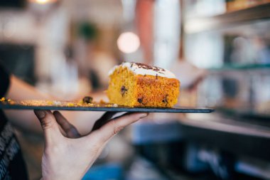 Havuçlu Kek ile tepsi tutan el görünümünü kırpılmış 