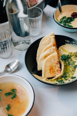 Humus ile baharatlı biber ve pide closeup görünümü 