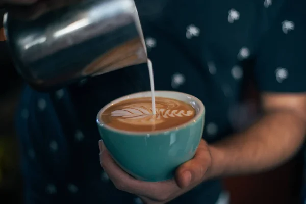 Abgeschnittene Ansicht Einer Person Die Milch Die Kaffeetasse Gießt — Stockfoto