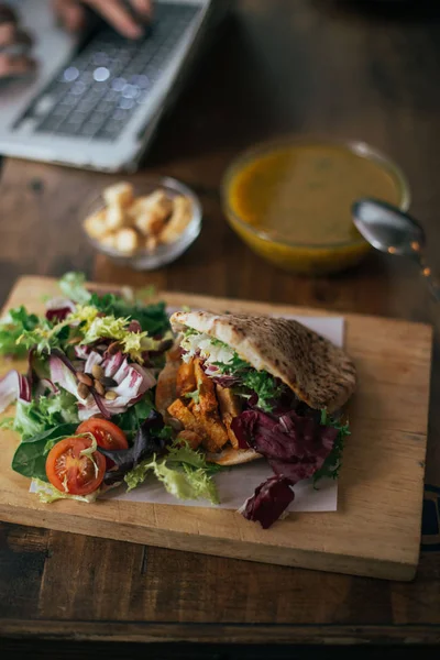 Salata Krem Çorbası Sebzeli Tavuk Tofu Sandviçle Yükseltilmiş Görünümünü — Stok fotoğraf