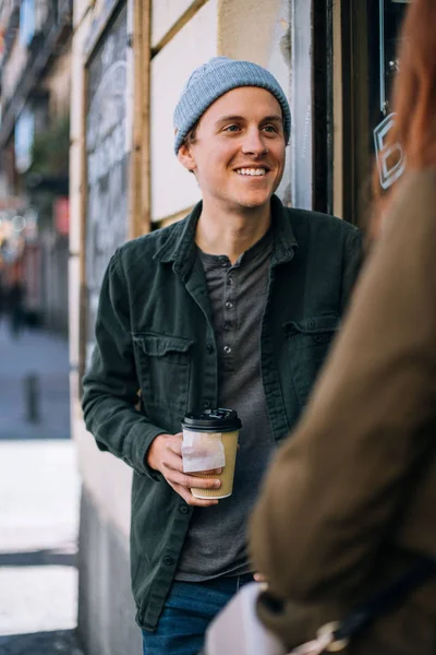 Lässig Lachend Und Lächelnd Junger Gutaussehender Mann Mit Teetasse — Stockfoto