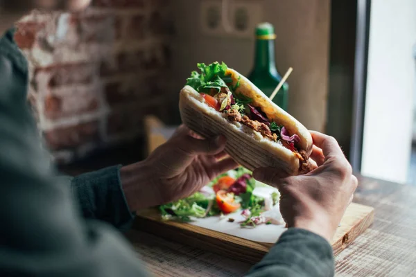 Cropped View Man Holding Sandwich Roasted Chicken Arugula Salad — Stock Photo, Image