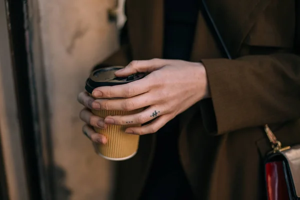 Vedere Decupată Femeii Haină Care Deține Ceașcă Takeaway Cafea Pentru — Fotografie, imagine de stoc