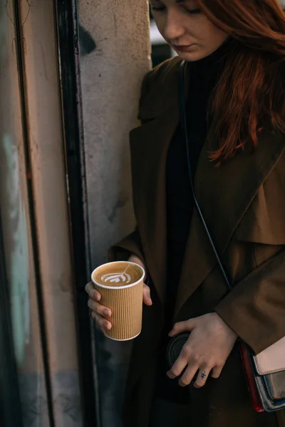 Обрезанный Вид Модную Женщину Пальто Держа Чашку Кофе — стоковое фото