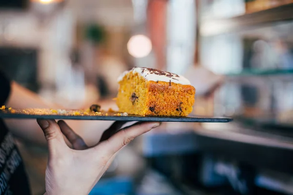 Cropped View Hand Holding Tray Carrot Cake — Stock Photo, Image